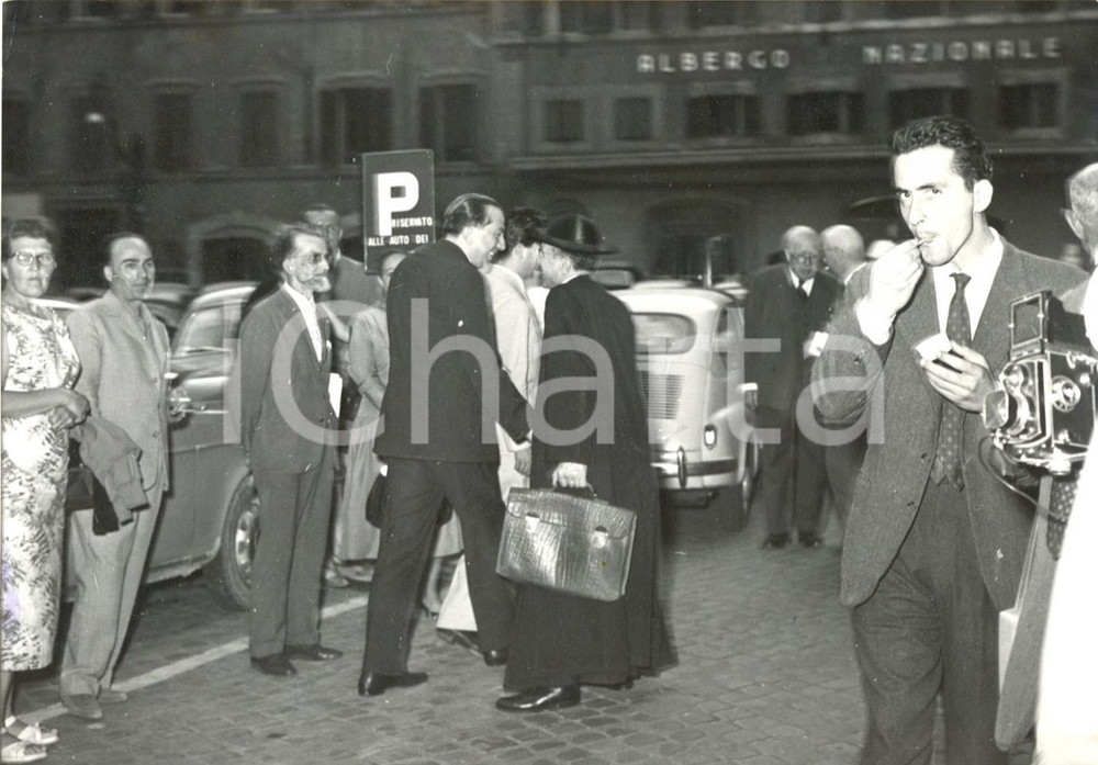 Fotografia d epoca originale 1957 ROMA  Apertura CAMERA DEI DEPUTATI  Giulio ANDREOTTI saluta un sacerdote 1