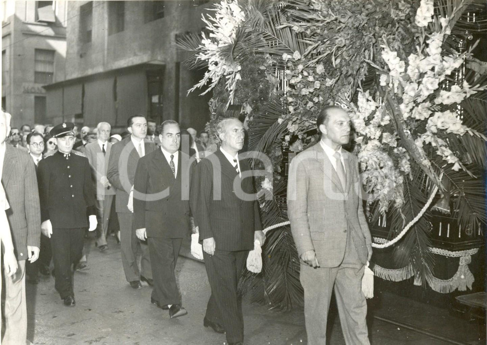 Fotografia d epoca originale 1953 MILANO VIA SAN CLEMENTE Giulio ANDREOTTI ai funerali di Ruggero RUGGERI 1