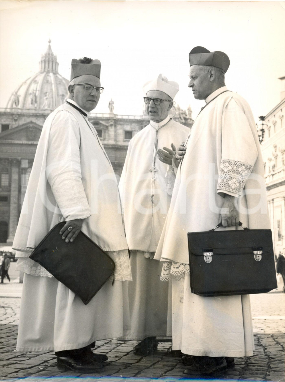 Fotografia d epoca originale 1962 ROMA  Concilio Ecumenico Vaticano II  Tre padri conciliari a San Pietro 1