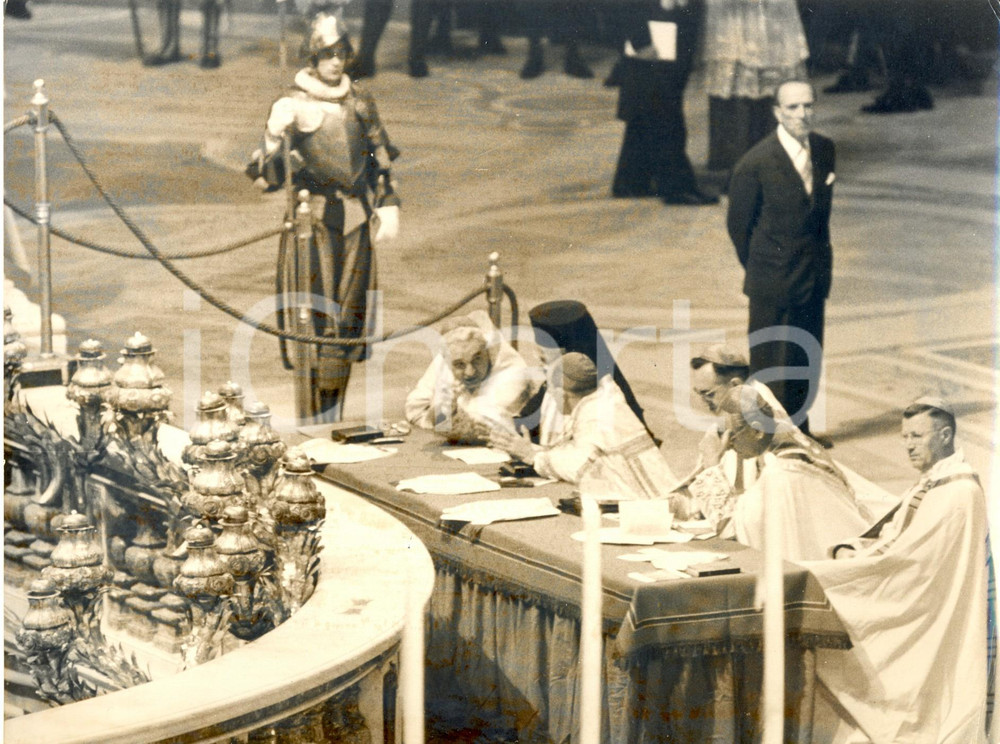 Fotografia d epoca originale 1964 ROMA  Concilio Ecumenico Vaticano II  Cardinali e un pope in San Pietro 1