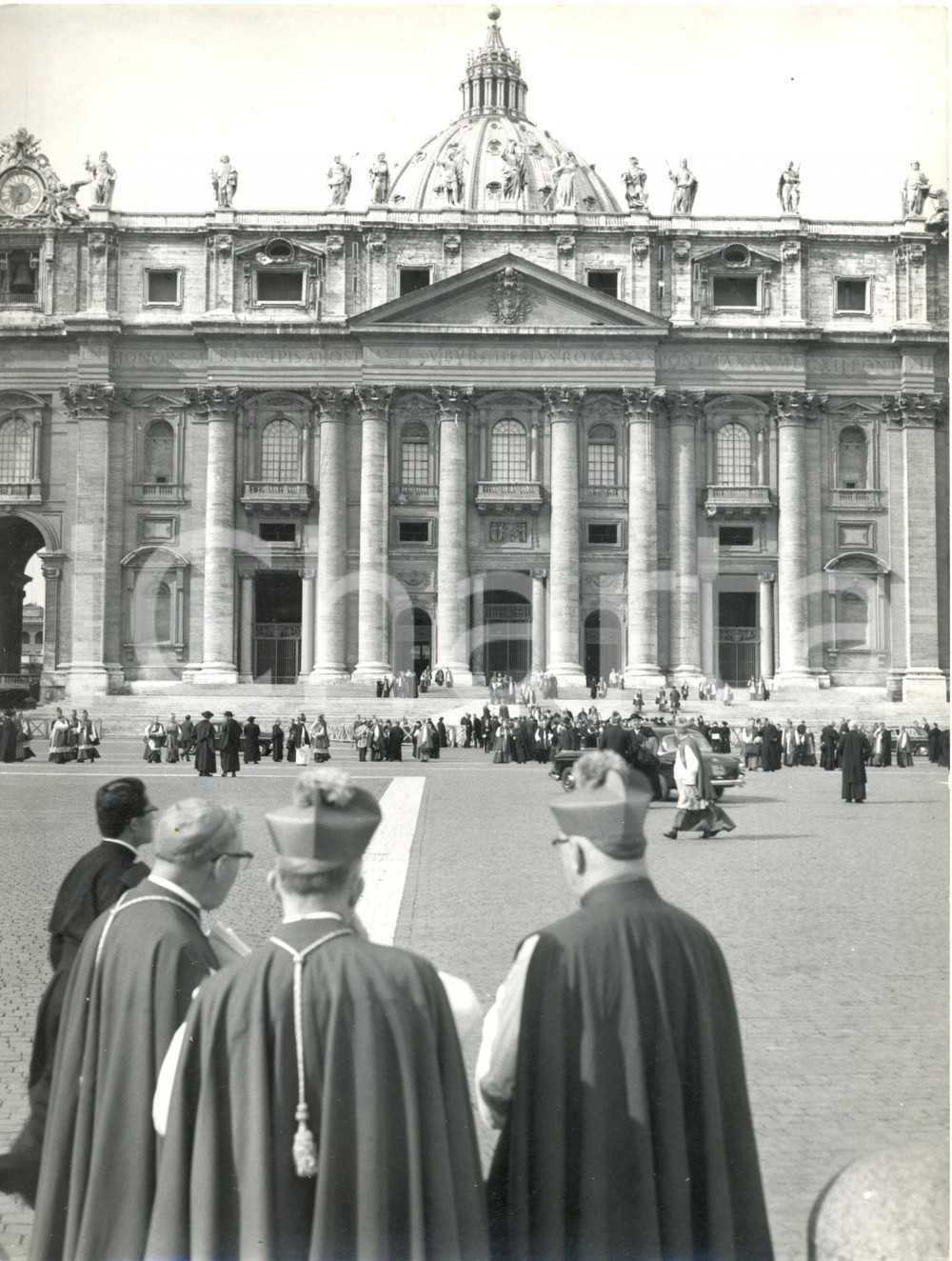 Fotografia d epoca originale 1962 ROMA  Concilio Ecumenico Vaticano II  I cardinali escono da San Pietro 1