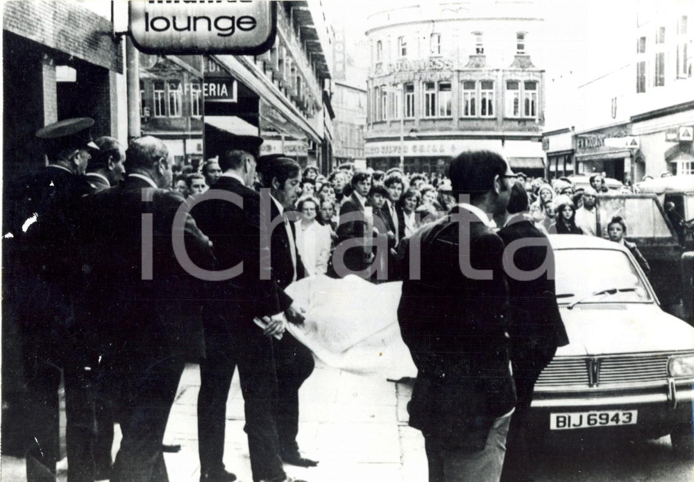 Fotografia d epoca originale 1971 BELFAST  Terrorismo Irlandese  Trasporto di un soldato inglese ferito 1