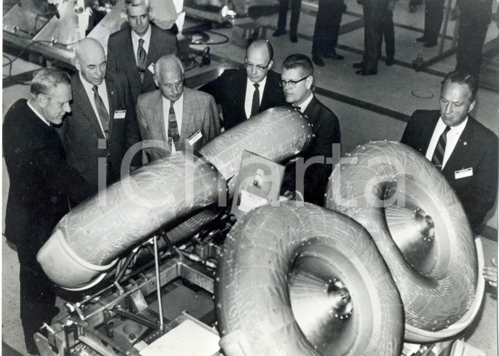 Fotografia d epoca originale 1970 HUNTSVILLE Centro spaziale MARSHALL  Ricercatori discutono progetto L.R.V. 1