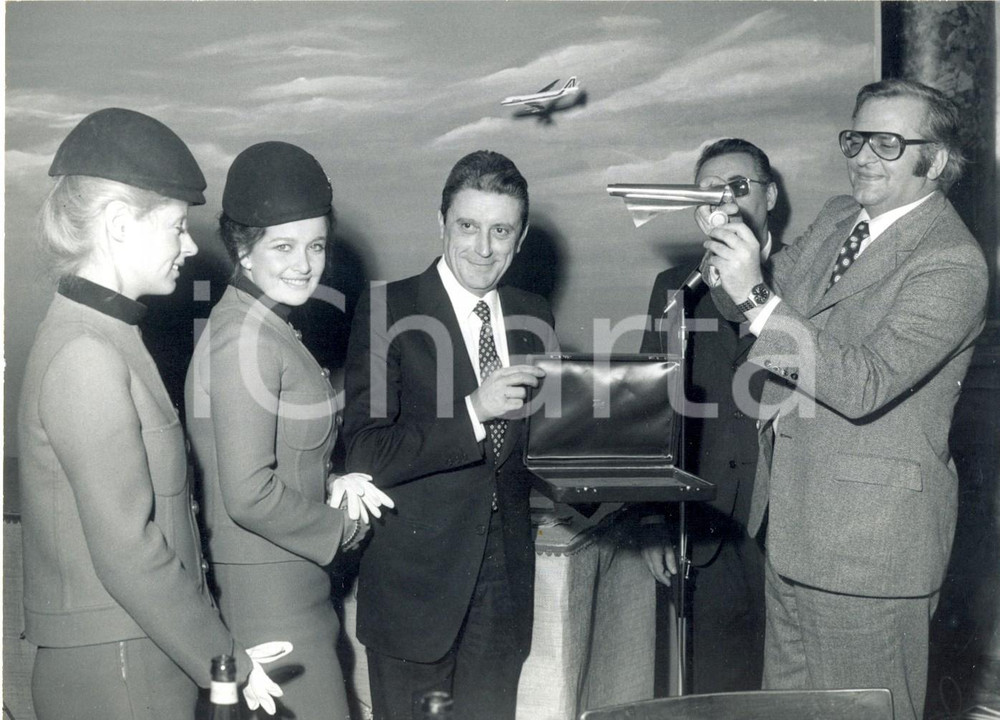 Fotografia d epoca originale 1971 MILANO  ALITALIA  Gianni USVALDI premia Giuliano LUSTRI Foto 18x13 cm 1