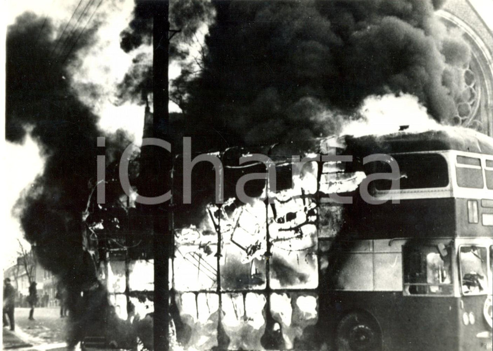 Fotografia d epoca originale 1971 BELFAST Falls Road  Questione Irlandese  Autobus in fiamme Foto 1