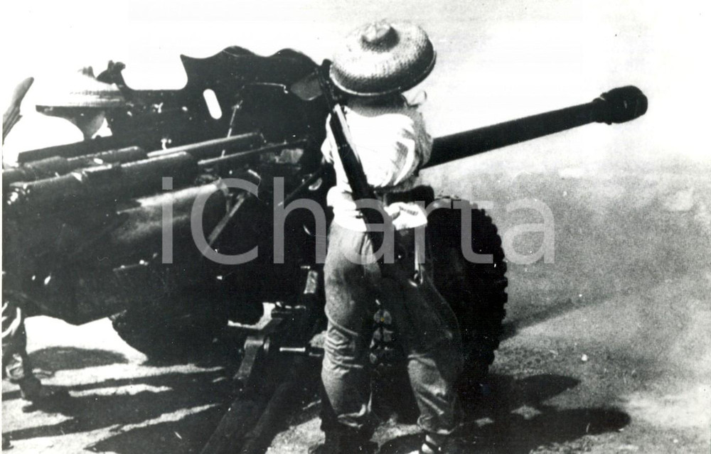 Fotografia d epoca originale 1970 CHINA Donna seguace di Mao difende la patria da Chiang KAISHEK Foto 1