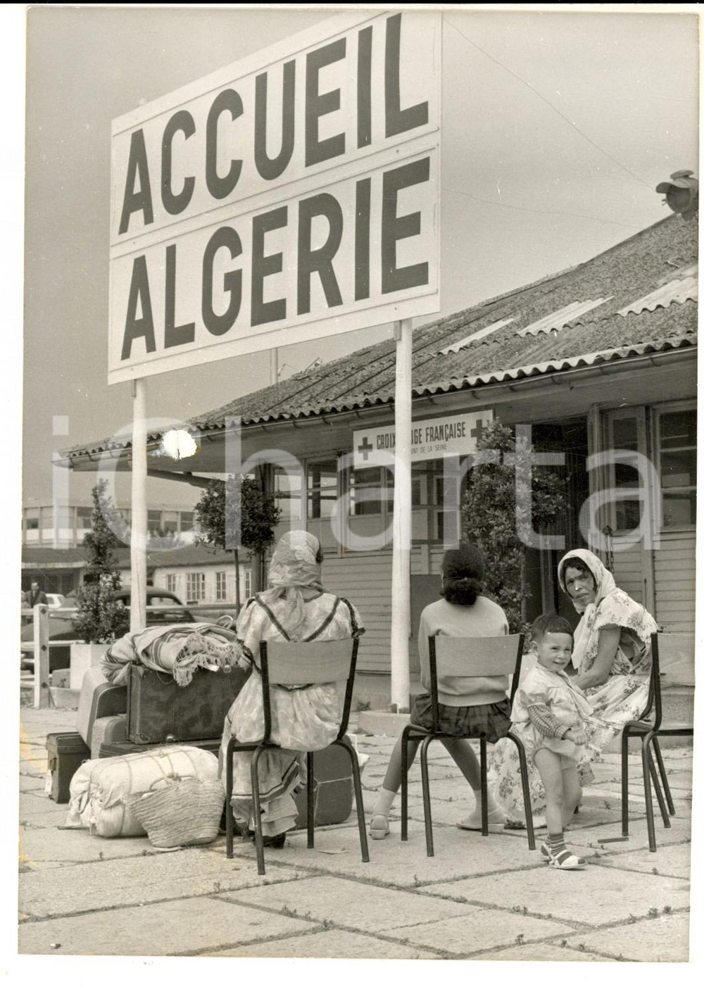 Fotografia d epoca originale 1962 PARIS ORLY Centre CROIX ROUGE pour rapatriÃ©s d AlgÃ©rie Photo 13x18 1