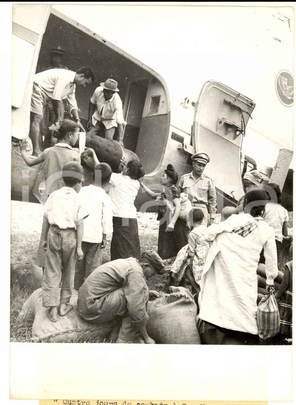 Fotografia d epoca originale 1959 XAM NEUA LAOS Evacuazione di civili in fuga dalla guerra Foto 13x18 1