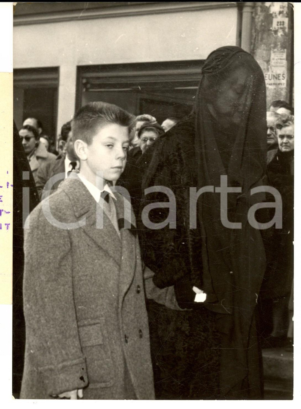 Fotografia d epoca originale 1954 PARIS Funerali Jacques FATH  Vedova e figlio arrivano in chiesa Foto 1