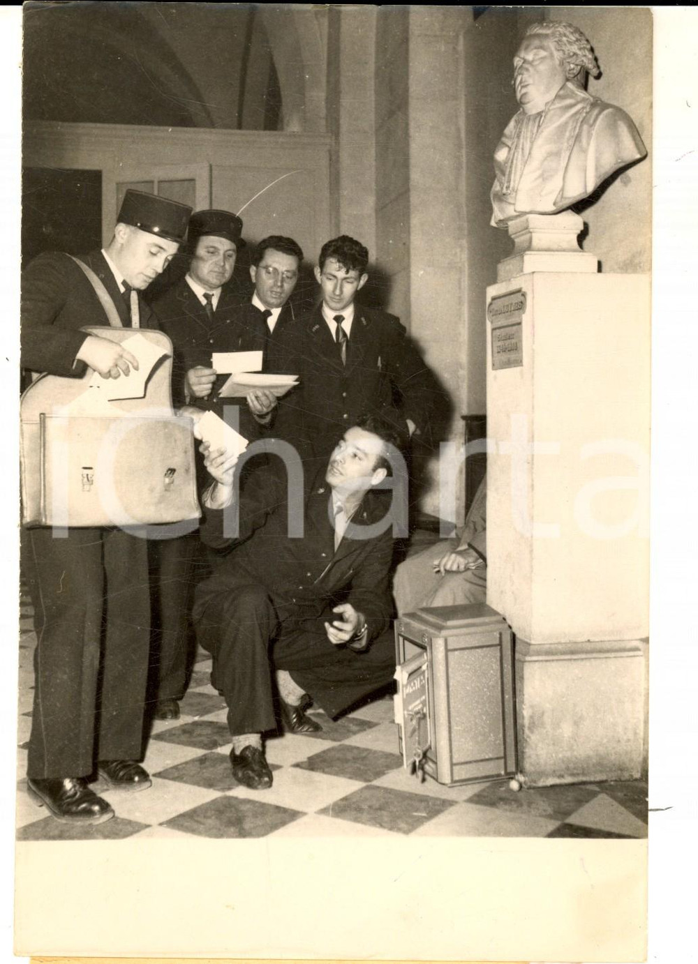 Fotografia d epoca originale 1950 PARIS VERSAILLES Postiers pendant la relÃ¨ve des boÃ®tes postales Photo 1