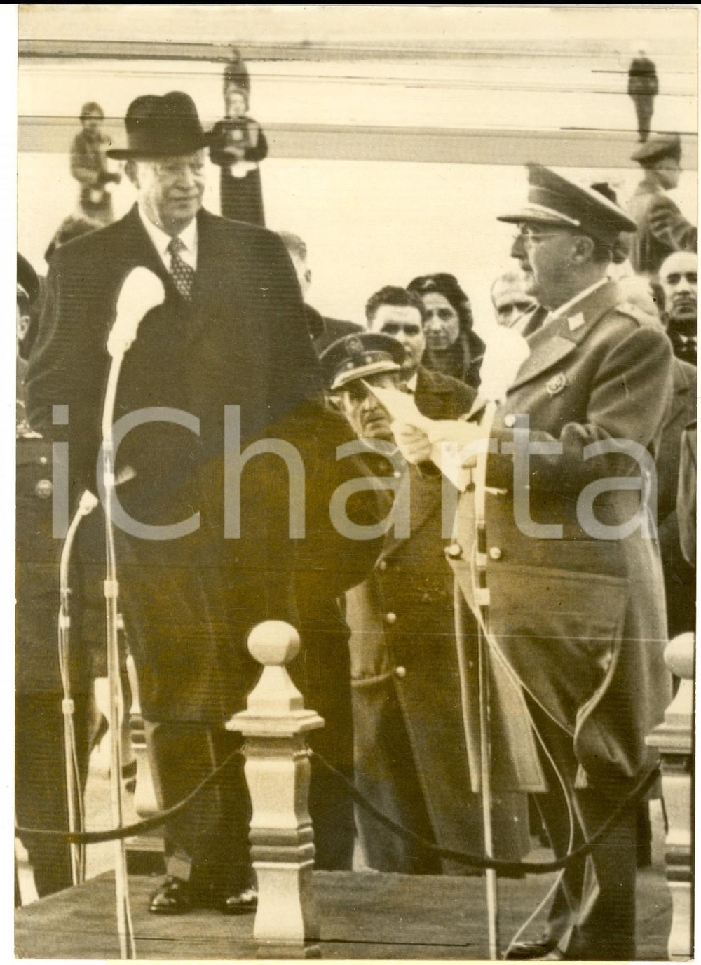 Fotografia d epoca originale 1960 MADRID Dwight EISENHOWER ricevuto in aeroporto da Francisco FRANCO Foto 1