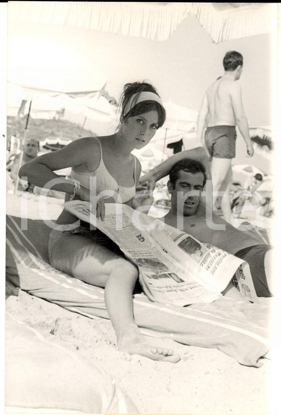 Fotografia d epoca originale 1961 SAINTTROPEZ Roger VADIM in spiaggia con Catherine DENEUVE Foto 13x18 1