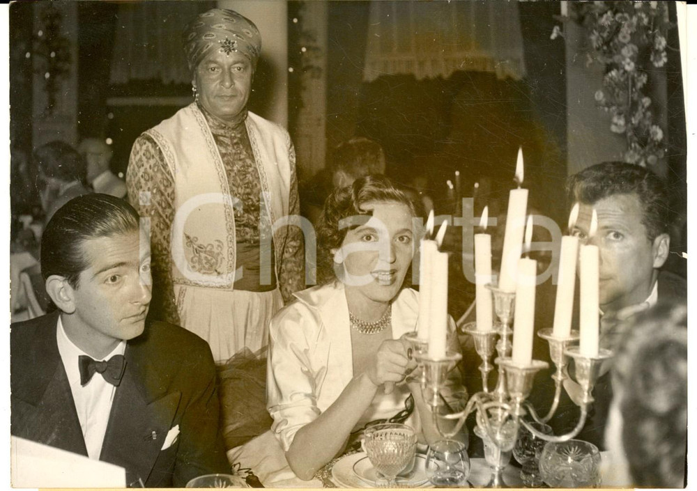 Fotografia d epoca originale 1953 BIARRITZ Diner aux chandelles  Pierre de YOUGOSLAVIE Mme PONS  Photo 18x13 1