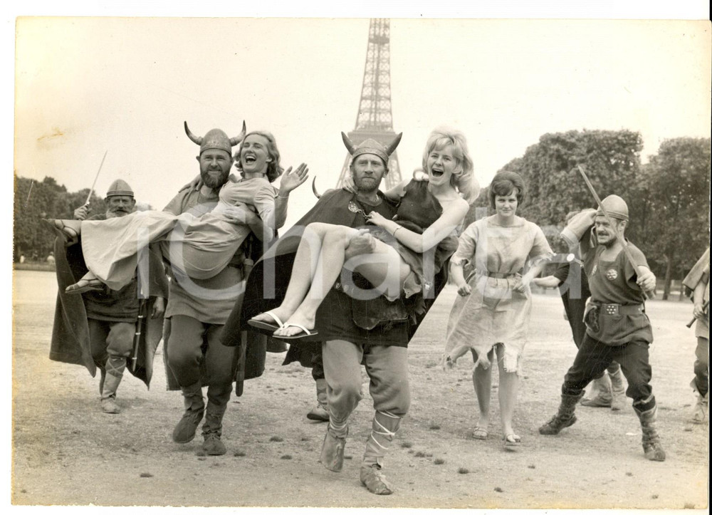 Fotografia d epoca originale 1961 PARIS Festa anniversario patto del 1050  Vichinghi al Campo di Marte Foto 1