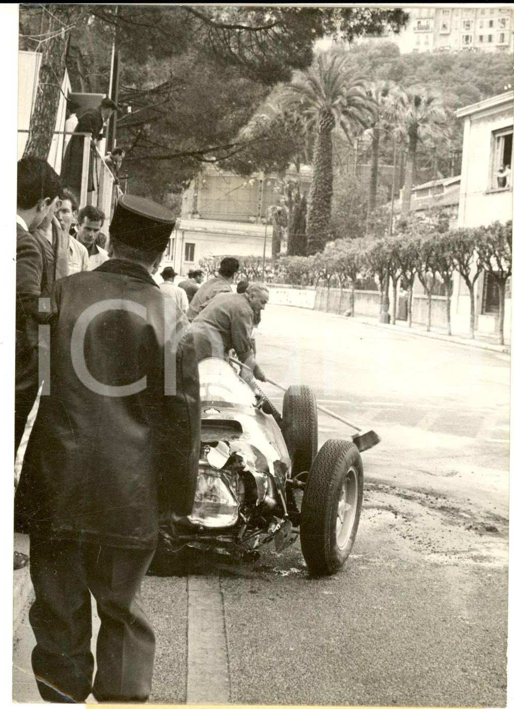 1960 Gran Premio MONACO FORMULA 1 Vettura di Graham HILL dopo un testacoda *Foto