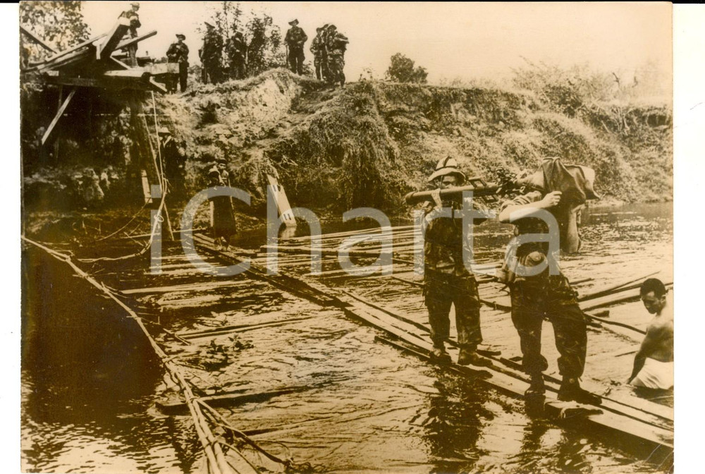 Fotografia d epoca originale 1953 DIEN BIEN PHU VIETNAM Trasporto materiali dopo la distruzione di un ponte 1