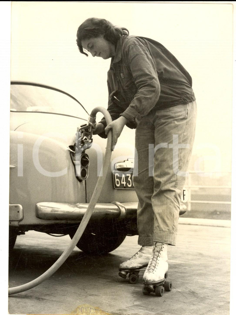 Fotografia d epoca originale 1955 ca PARIS BERCY Donna fa rifornimento di benzina sui pattini a rotelle 1