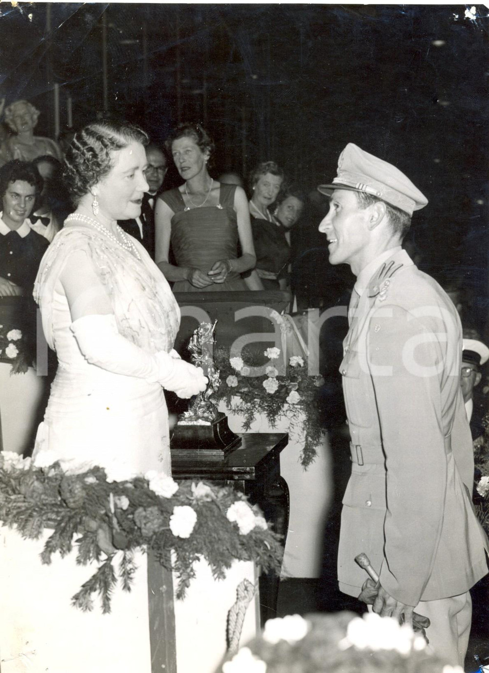 Fotografia d epoca originale 1957 LONDON  King George V Gold Cup  Queen Mother congratulating Piero D INZEO 1