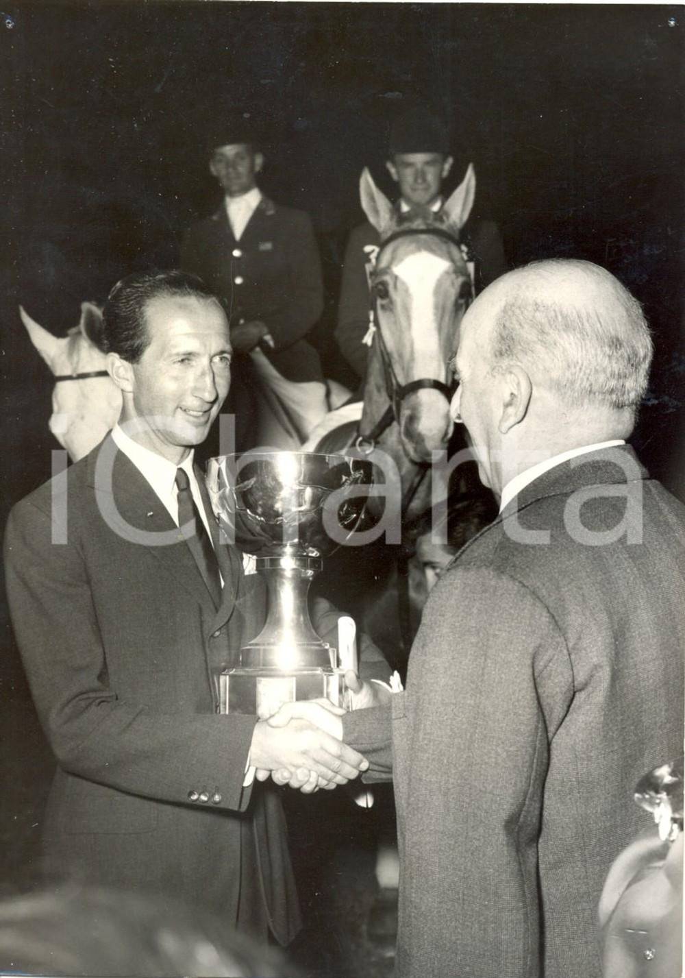 Fotografia d epoca originale 1959 ROMA  Internazionale di Siena  Umberto TUPINI premia Bertalan DE NEMETHY 1