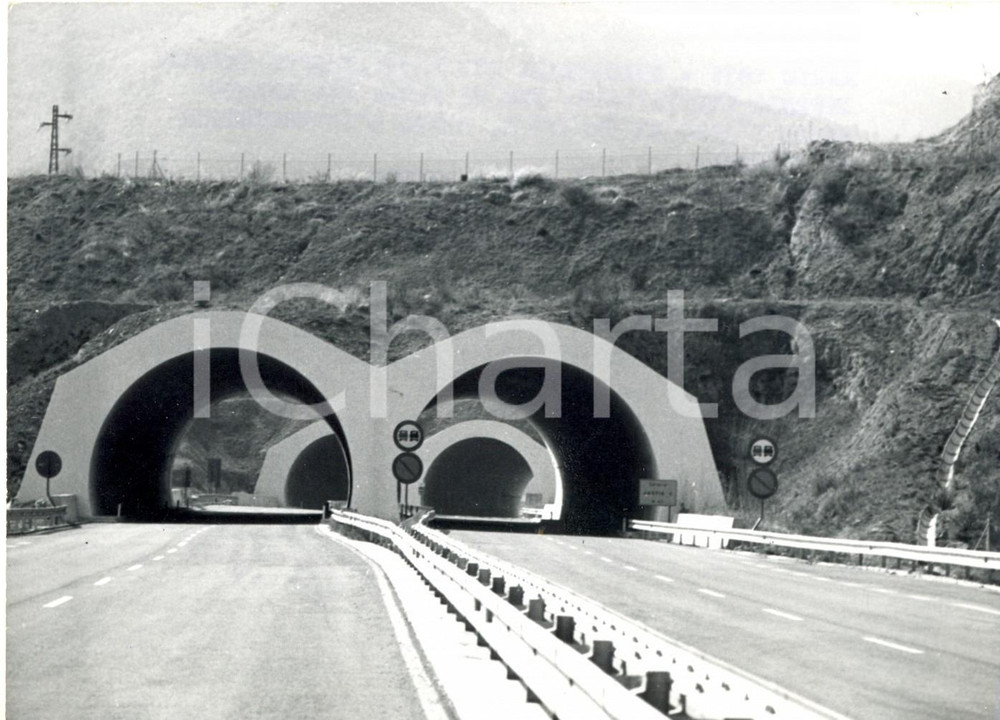Fotografia d epoca originale 1971 FINALE LIGURE Nuovo tunnel Autostrada dei Fiori SavonaVentimiglia Foto 1