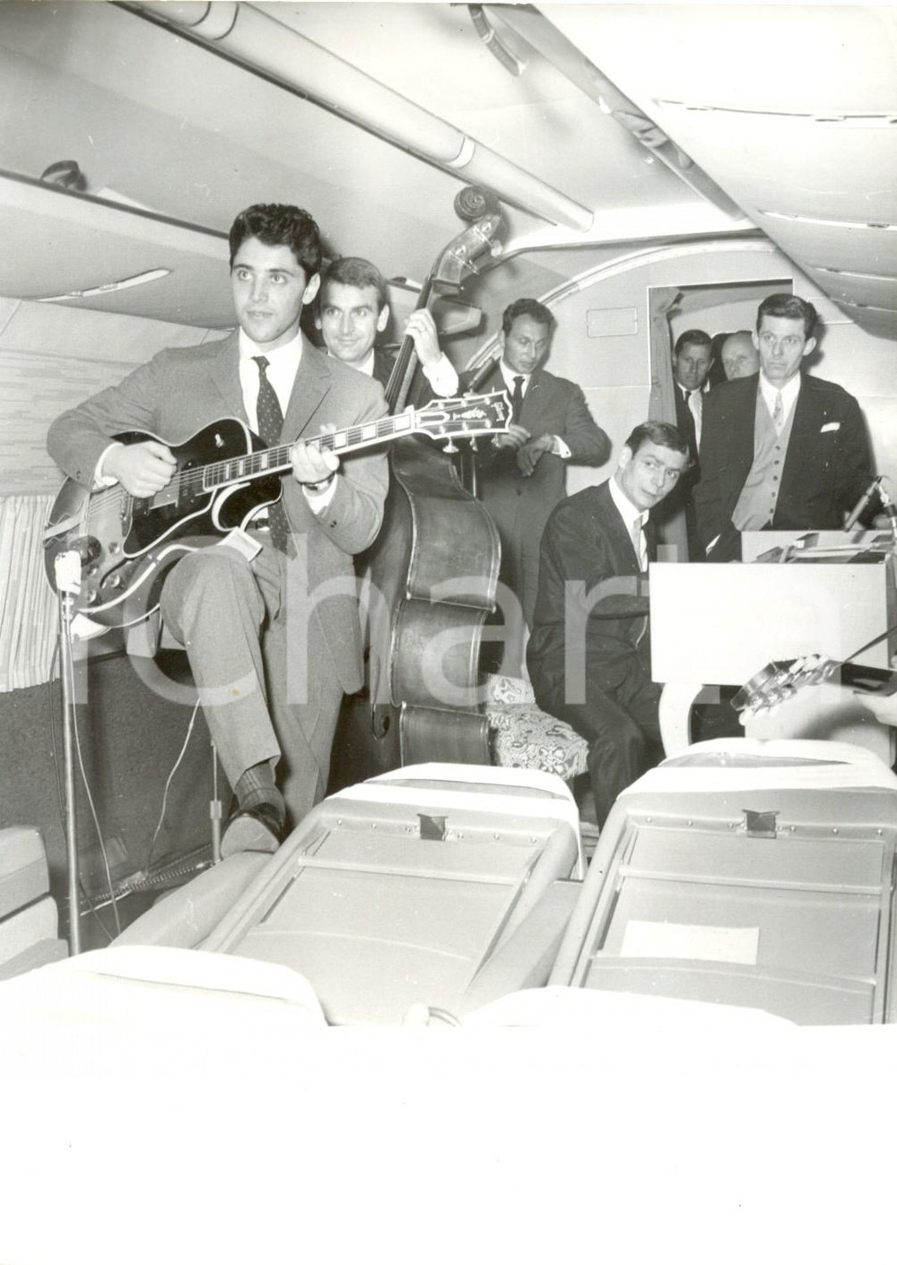 Fotografia d epoca originale 1959 FRANCE Sacha DISTEL and his sextet playing music on Caravelles airplane 1