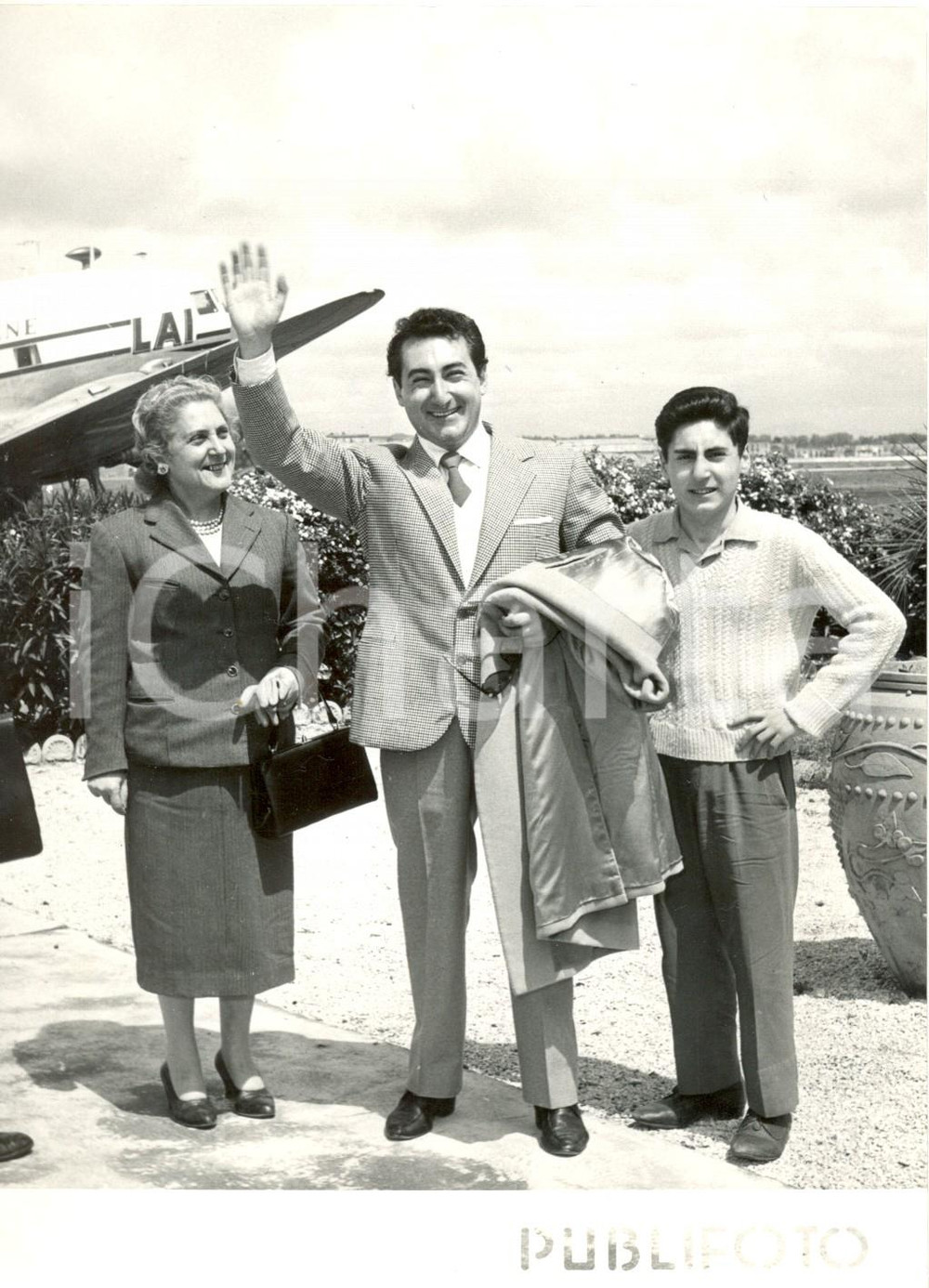 Fotografia d epoca originale 1957 NAPOLI CAPODICHINO Tullio PANE in partenza per la tournée negli Stati Uniti 1