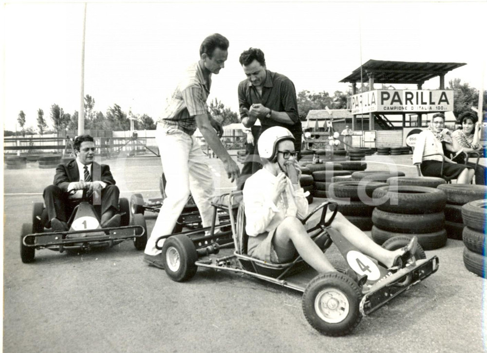 Fotografia d epoca originale 1962 MILANO IDROSCALO Valeria MORICONI Franco ENRIQUEZ sui go kart Foto 1