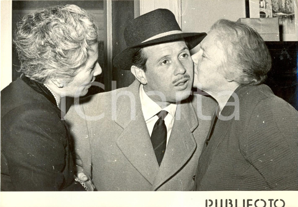 Fotografia d epoca originale 1955 NAPOLI Il cantautore Roberto MUROLO con la madre e la sorella Foto 18x13 1