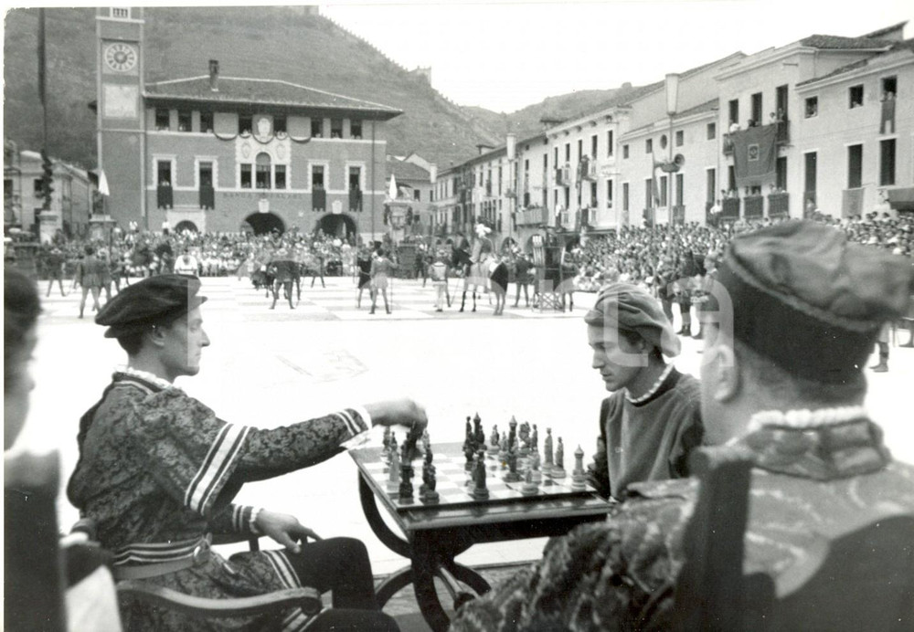 Fotografia d epoca originale 1954 MAROSTICA La celebre partita degli scacchi viventi Foto 18x13 cm 1