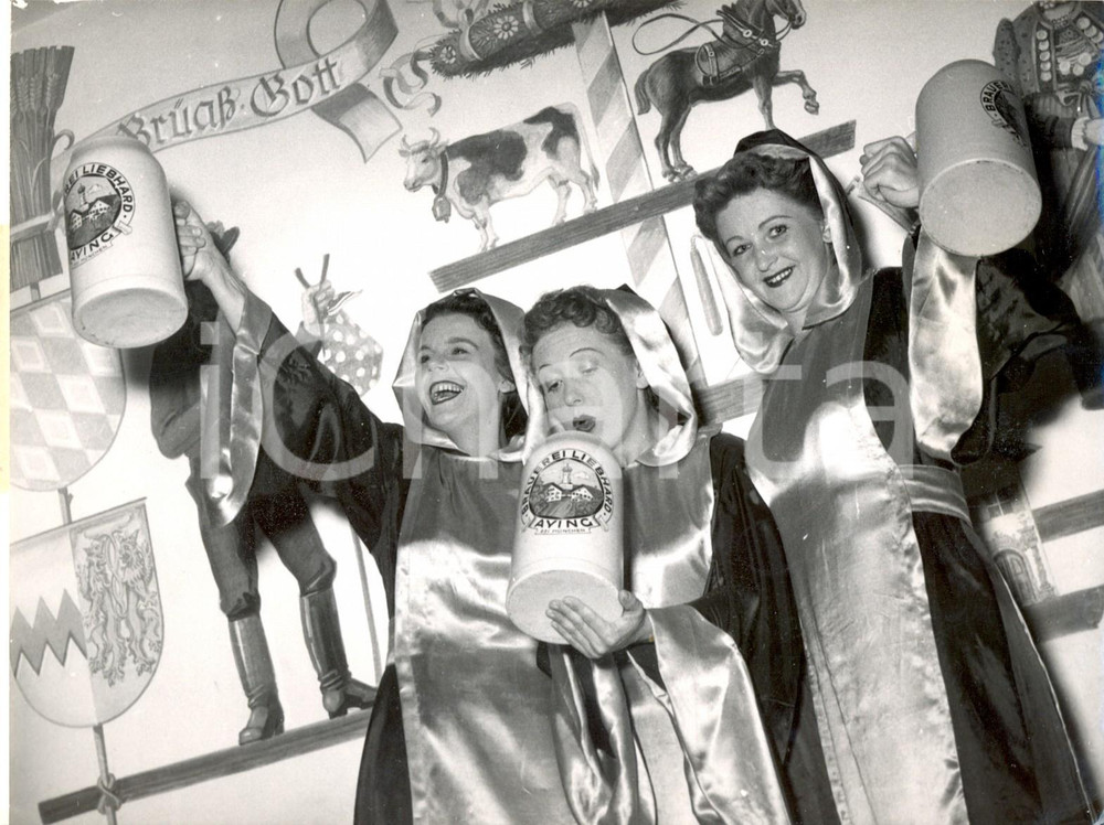 Fotografia d epoca originale 1953 MUNICH Oktoberfest  Tre giovani bavaresi innalzano pinte Brauerei Aying 1