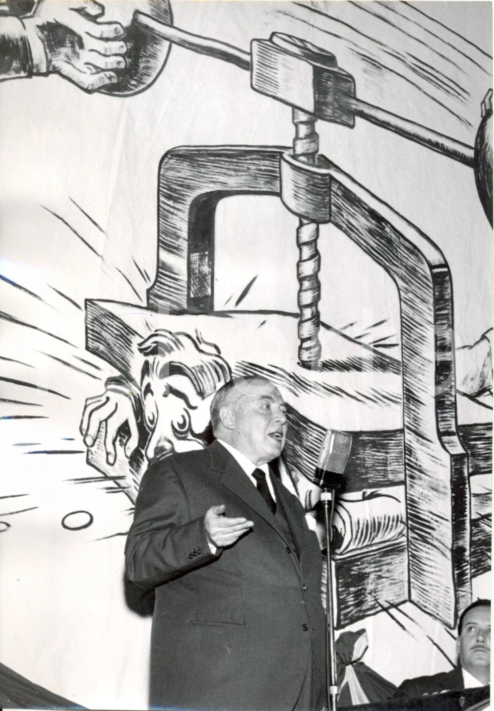 Fotografia d epoca originale 1956 MILANO Teatro Nuovo Guglielmo GIANNINI durante il comizio Uomo Qualunque 1