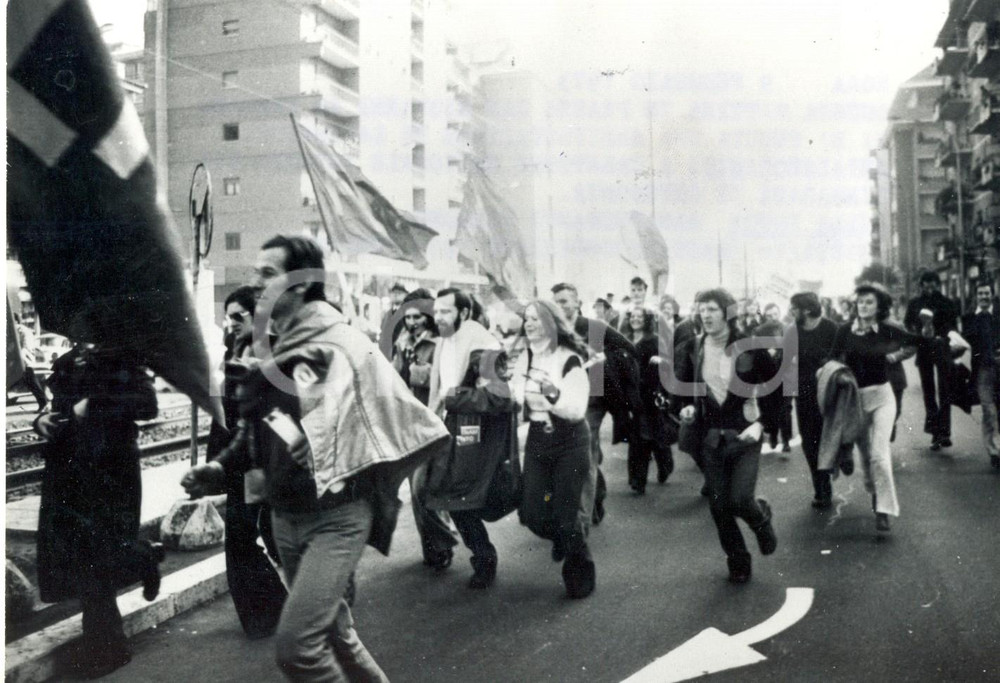 Fotografia d epoca originale 1973 ROMA Metalmeccanici corrono durante una manifestazione Foto 18x13 1