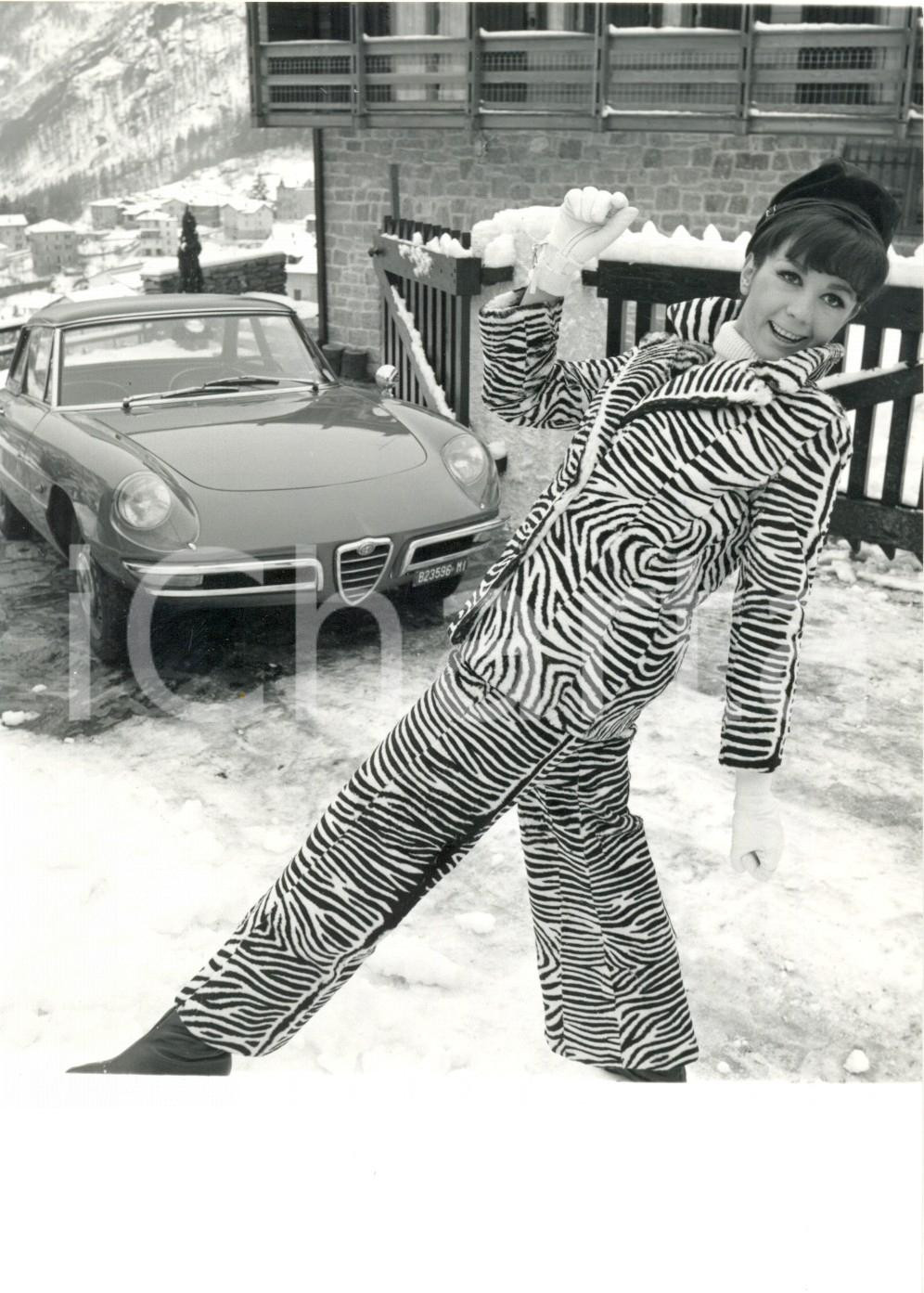 Fotografia d epoca originale 1966 CHIESA IN VALMALENCO  Una ragazza in pelliccia zebrata sulla neve Foto 1