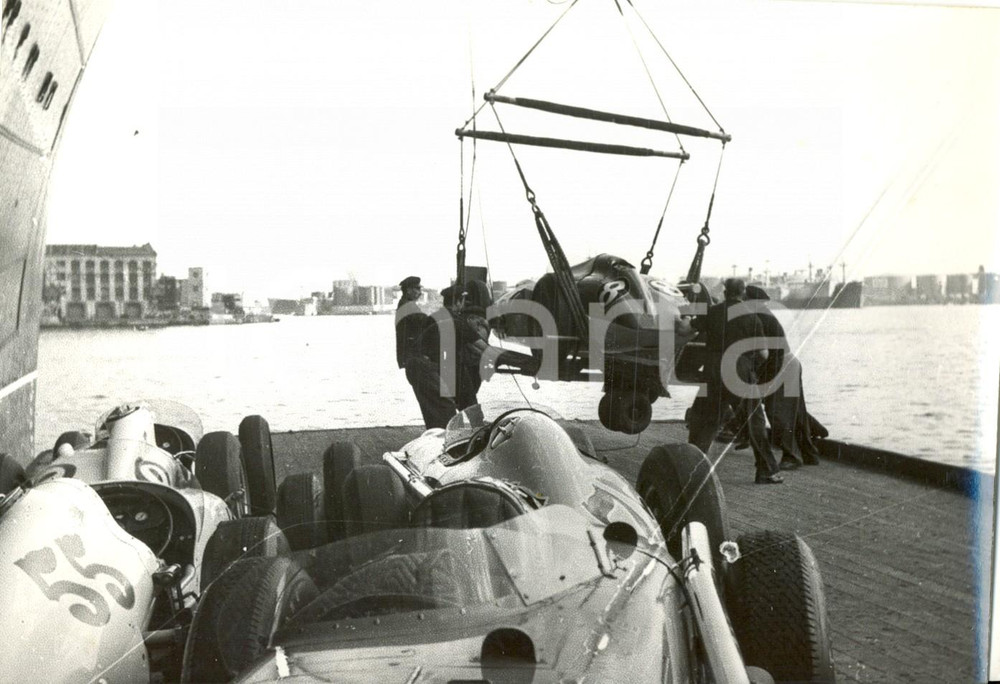 Fotografia d epoca originale 1958 GENOVA PORTO 500 MIGLIA DI MONZA Vetture da corsa sbarcano da T/C COLOMBO 1