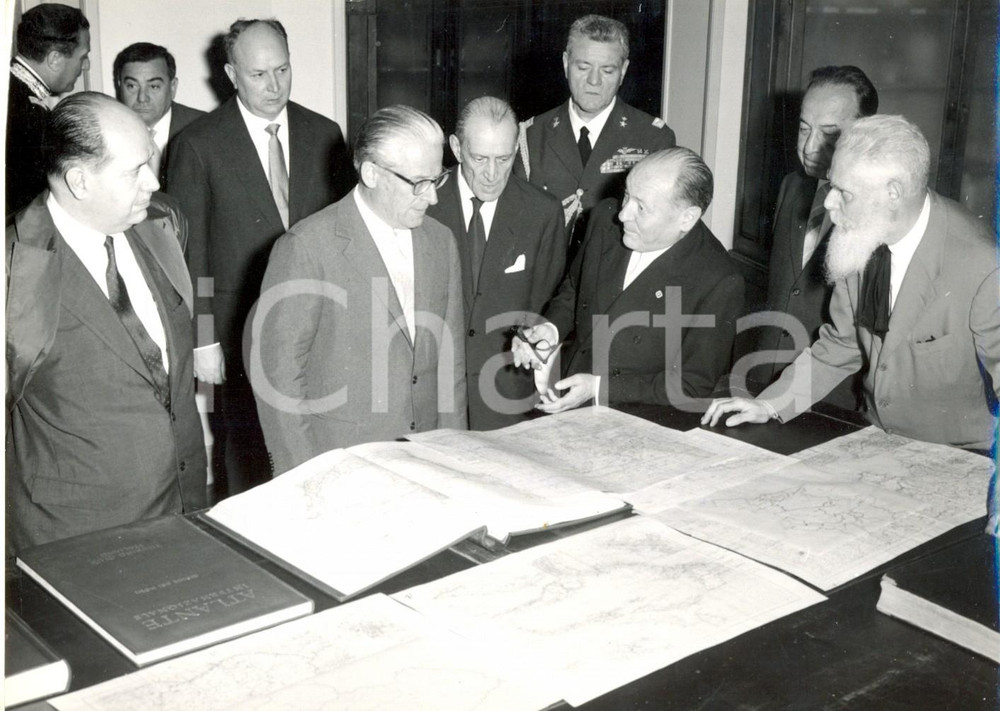 Fotografia d epoca originale 1960 MILANO  Giovanni GRONCHI visita la sede del Touring Club con Cesare CHIODI 1