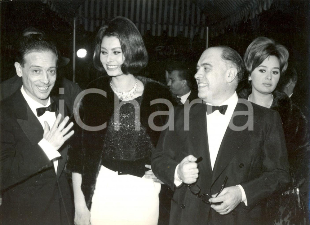 Fotografia d epoca originale 1962 MILANO Sophia LOREN Carlo PONTI Decio SILLA  alla prima de Boccaccio  70 1