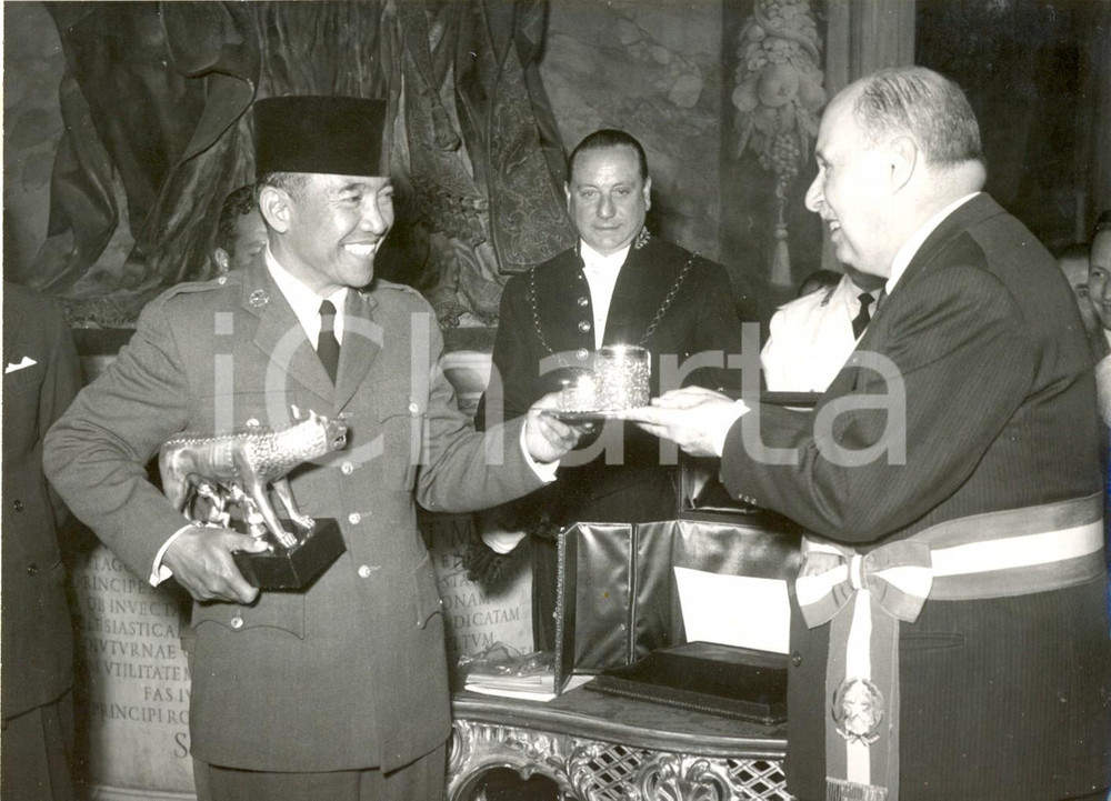 Fotografia d epoca originale 1956 ROMA Salvatore REBECCHINI dona Lupa capitolina al presidente SUKARNO Foto 1