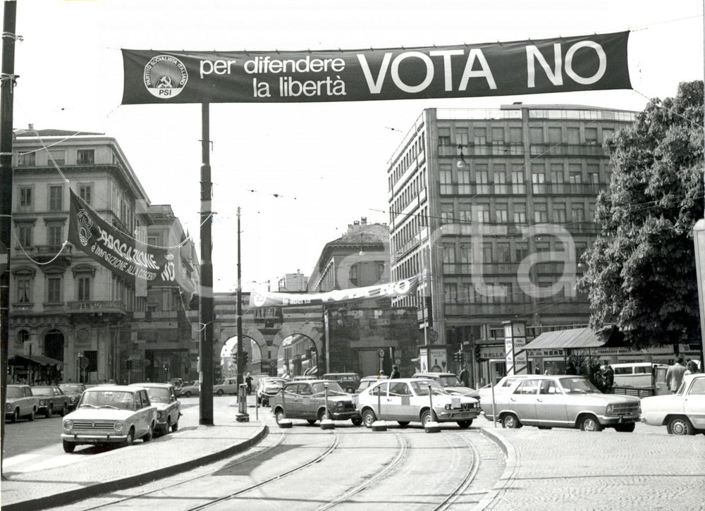 Fotografia d epoca originale 1973 MILANO Piazza Cavour Referendum sul divorzio  Striscioni per il NO 1