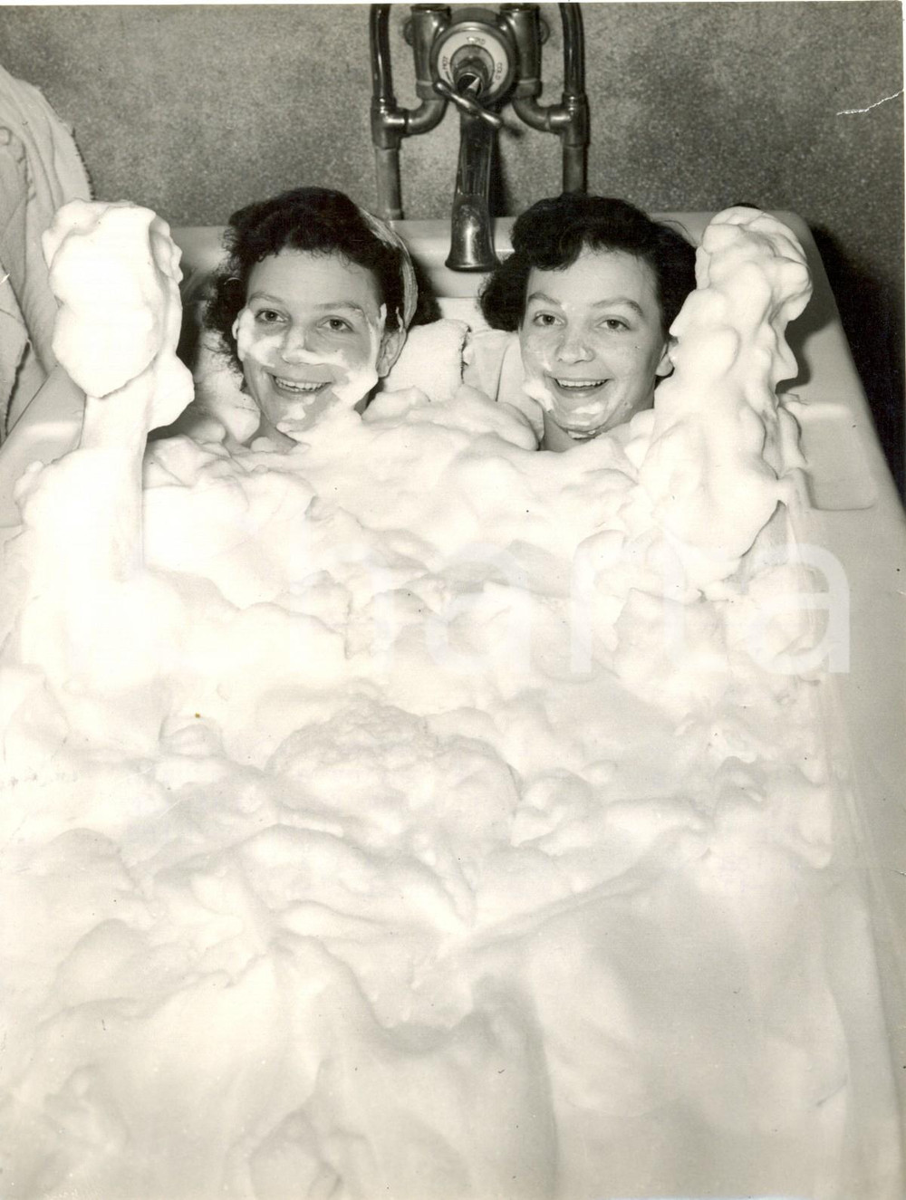 Fotografia d epoca originale 1954 HASTINGS  Table Tennis  Rosalind and Diana ROWE during the foam bath 1