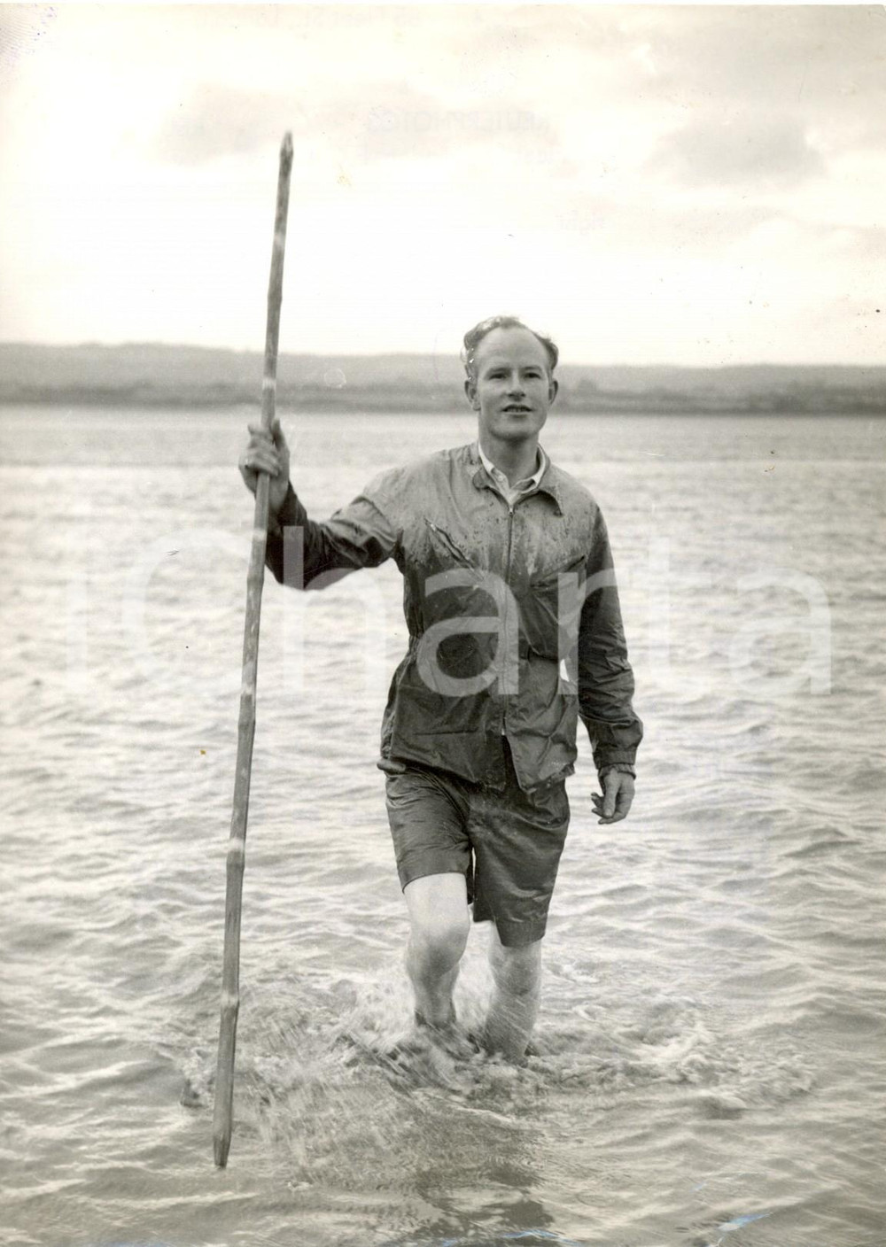 Fotografia d epoca originale 1954 WOOLASTON  Lord Noel BUXTON peer walks across the Severn river Photo 1