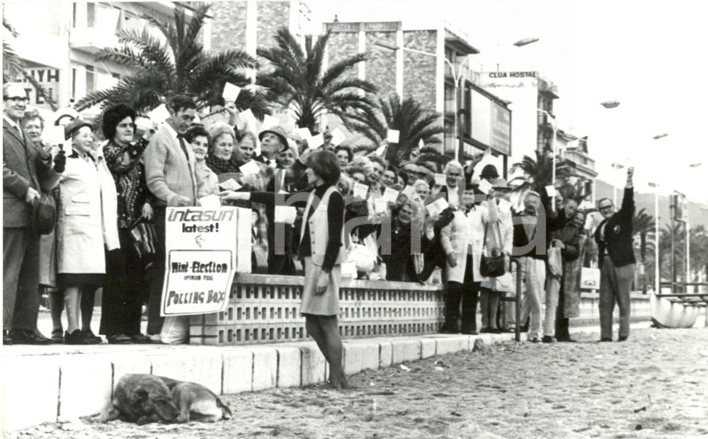Fotografia d epoca originale 1974 LLORET DE MAR Pensionati esiliati inglesi rivendicano diritto di voto Foto 1
