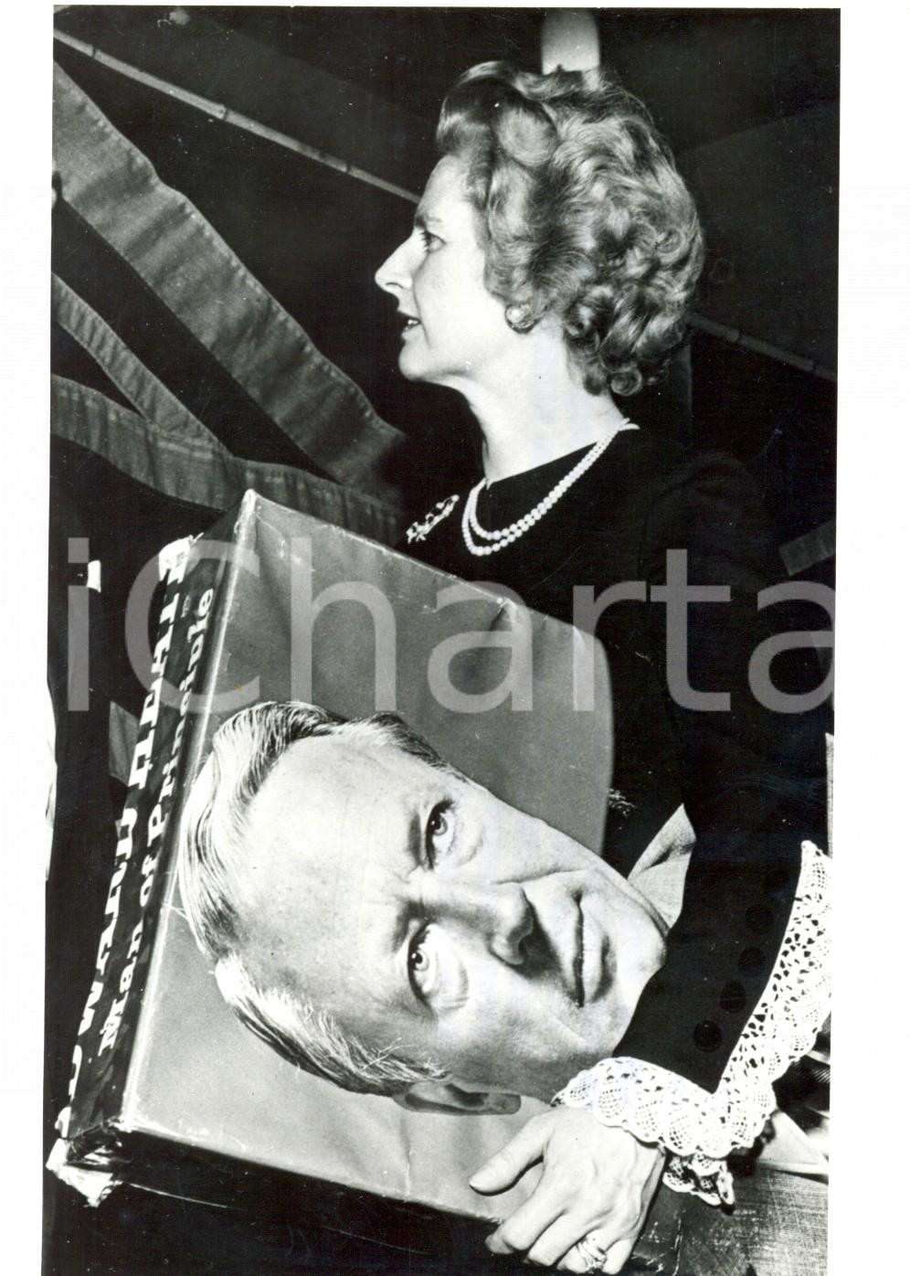 Fotografia d epoca originale 1973 DUDLEY Riunione Tory  Margaret THATCHER con il ritratto di Edward HEATH 1