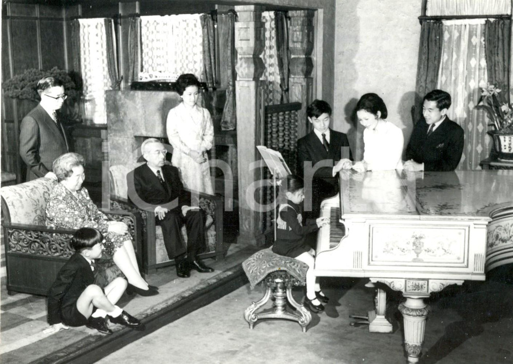 Fotografia d epoca originale 1974 TOKYO Principessina NORI al piano per i nonni imperatori HIROHITO e KOJUN 1