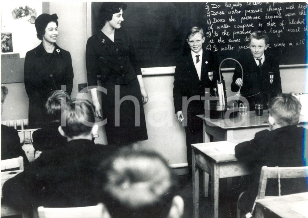 Fotografia d epoca originale 1962 LONDON Charter County School Elisabetta II assiste a una lezione di chimica 1