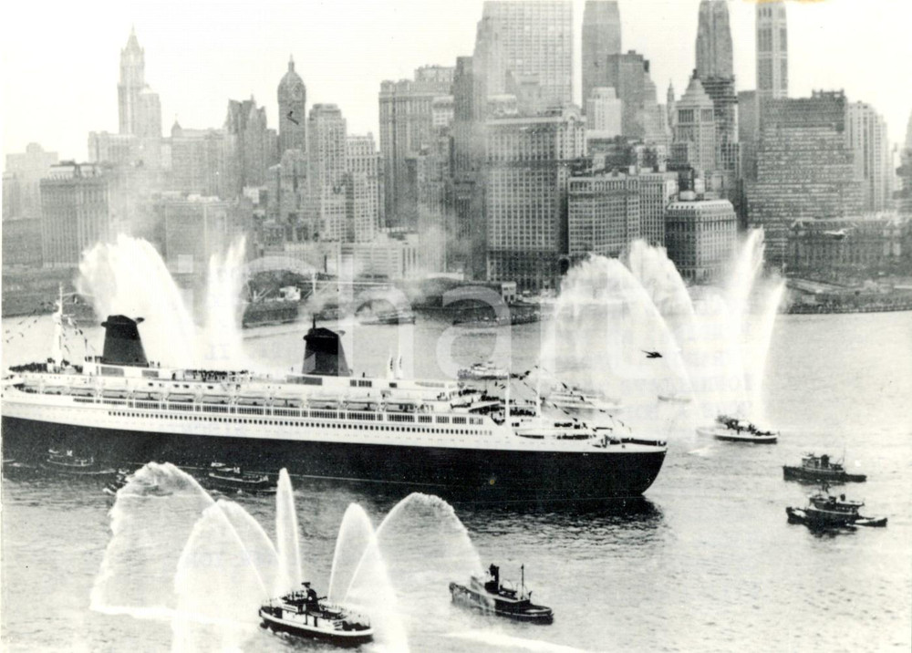 Fotografia d epoca originale 1967 PORTO DI NEW YORK  Transatlantico France scortato dai rimorchiatori 1