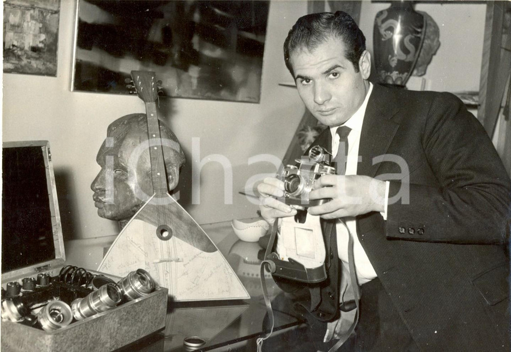 Fotografia d epoca originale 1957 ROMA Angelo LITRICO mostra la sua collezione di macchine fotografiche Foto 1