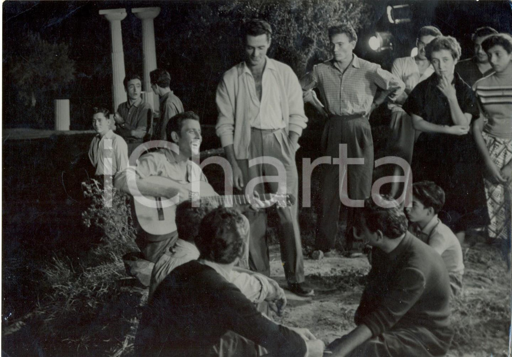 Fotografia d epoca originale 1954 CEFALÃ™  Vacanze d amore  Domenico MODUGNO suona la chitarra Foto 1