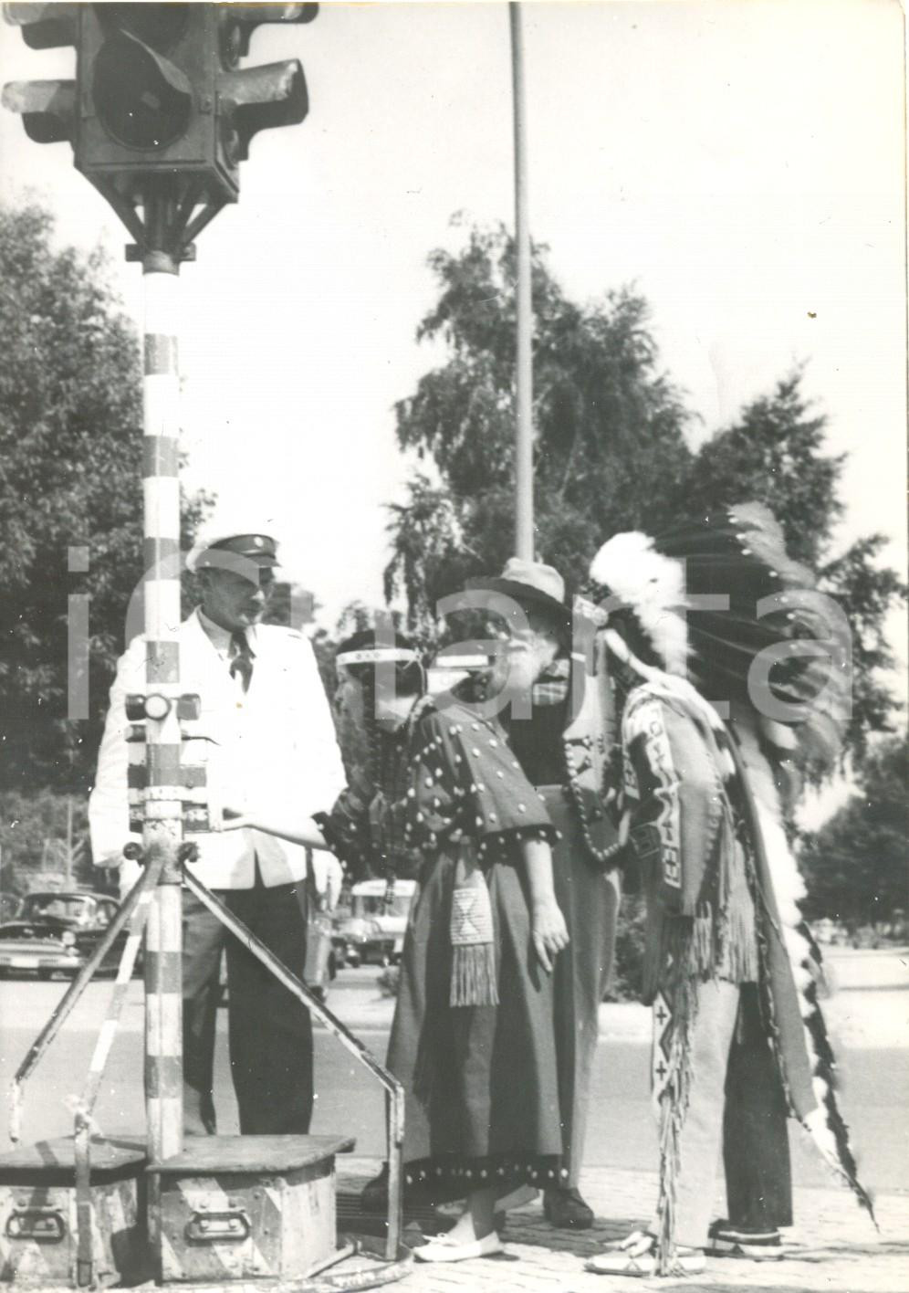 Fotografia d epoca originale 1962 BERLINO OVEST  Due indiani e un cowboy osservano incuriositi un semaforo 1
