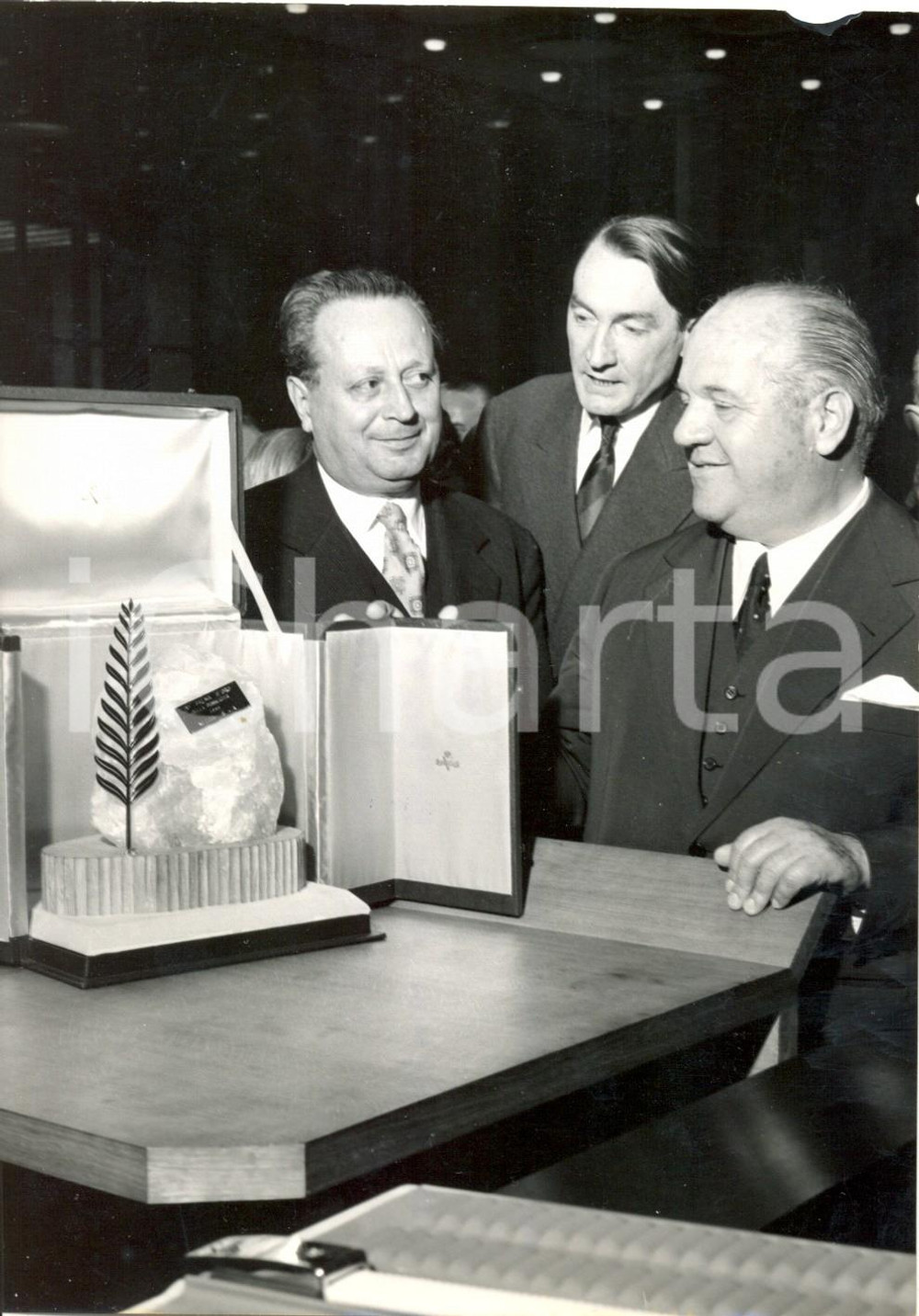 Fotografia d epoca originale 1959 MILANO Dino VILLANI consegna Palma d oro a Vittorio NECCHI Foto 13x18 1