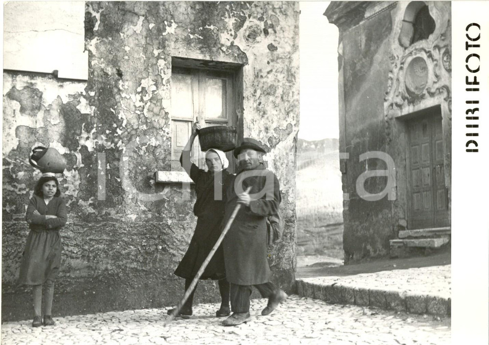 Fotografia d epoca originale 1957 TOCCO CAUDIO BN  Abitanti del paese durante l epidemia di lebbra Foto 1